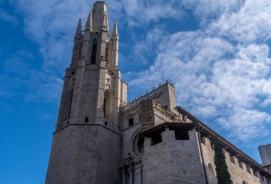 Gotik Aziz Mary Katolik katedrali, şehir duvarları ve Girona Katalonisi 'nde günbatımında renkli evler olan ortaçağ Girona manzarası