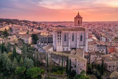 Gotik Aziz Mary Katolik katedrali, şehir duvarları ve Girona Katalonisi 'nde günbatımında renkli evler olan ortaçağ Girona manzarası