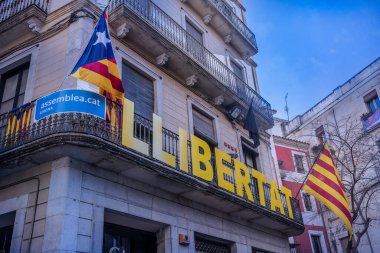 Gotik Aziz Mary Katolik katedrali, şehir duvarları ve Girona Katalonisi 'nde günbatımında renkli evler olan ortaçağ Girona manzarası