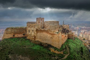 Monzon kalesinin havadan görünüşü İspanya 'nın Aragon bölgesinde Arap kökenli eski bir Tapınak Şövalyesi kalesi.