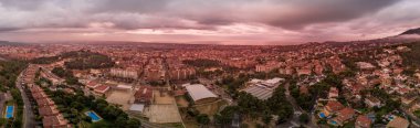 İspanya 'daki Barselona havaalanı yakınlarındaki Castelldefels kalesi ve kasabasının havadan görüntüsü