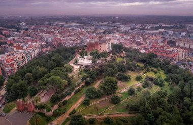 İspanya 'daki Barselona havaalanı yakınlarındaki Castelldefels kalesi ve kasabasının havadan görüntüsü
