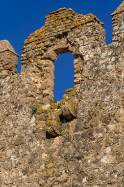 Endülüs 'te Sevilla yakınlarındaki Aguzaderas Ortaçağ Kalesi' nin havadan görünüşü.