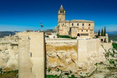 Granada yakınlarındaki Endülüs İspanya 'da Arap zamanlarından kalma ortaçağ yıkık tepe kalesinin gerçek hava manzarası.