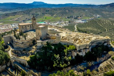 Granada yakınlarındaki Endülüs İspanya 'da Arap zamanlarından kalma ortaçağ yıkık tepe kalesinin gerçek hava manzarası.