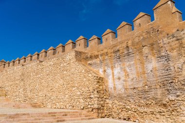 Almerya Ortaçağ Şatosu Panoraması. Mavi gökyüzü, yuvarlak kuleler, yasal boşluklar, Endülüs 'te ortaçağ bahçesi, İspanya eski Arap kalesi.