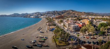 İspanya 'da ortaçağ şatosu olan popüler Akdeniz sahil kasabasının Almunecar hava manzarası