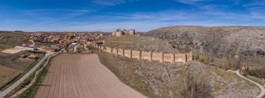 Berlanga de Duero ortaçağ kalesi Soria yakınlarında, İspanya 'nın Castilla Leon bölgesinde gökyüzü mavi