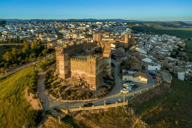 Banos de la Encina La Mancha 'daki Castillo de Bury Al-Hammam havadan 14 kuleli eski ortaçağ kalesi