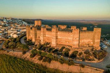 Banos de la Encina La Mancha 'daki Castillo de Bury Al-Hammam havadan 14 kuleli eski ortaçağ kalesi