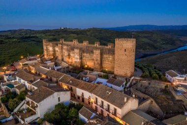 Banos de la Encina La Mancha 'daki Castillo de Bury Al-Hammam havadan 14 kuleli eski ortaçağ kalesi