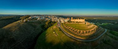 Banos de la Encina La Mancha 'daki Castillo de Bury Al-Hammam havadan 14 kuleli eski ortaçağ kalesi