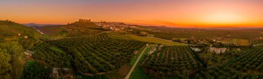 Banos de la Encina La Mancha 'daki Castillo de Bury Al-Hammam havadan 14 kuleli eski ortaçağ kalesi