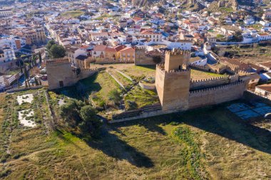 Sierra Nevada 'nın altındaki Guadix kalesinin ve kasabanın havadan görünüşü Endülüs İspanya' sıdır.