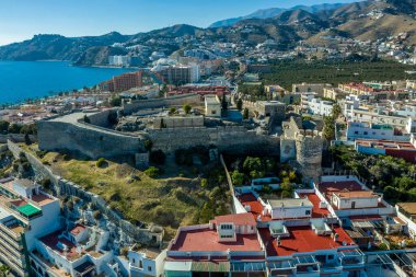 Endülüs İspanya hava sahasında Akdeniz kıyısındaki Salobrena kalesi ve tepe kasabası 