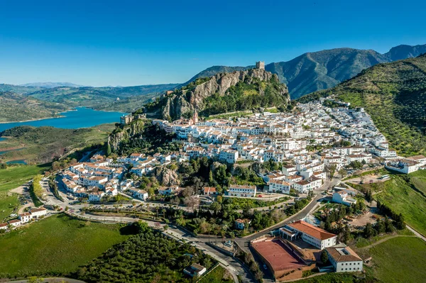 Zahara de la Sierra 'nın Andalucia İspanya' daki Pueblos Blancos kasabalarından birinin havadan görünüşü. Harap olmuş bir ortaçağ kalesi ve Guadalete nehri kıyısında bir göl oluşturan adam.