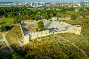İsrail 'deki Yarkon Nehri yakınlarındaki Binar Bashi Osmanlı döneminden kalma kalenin havadan görünüşü