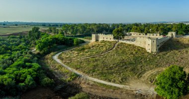 İsrail 'deki Yarkon Nehri yakınlarındaki Binar Bashi Osmanlı döneminden kalma kalenin havadan görünüşü