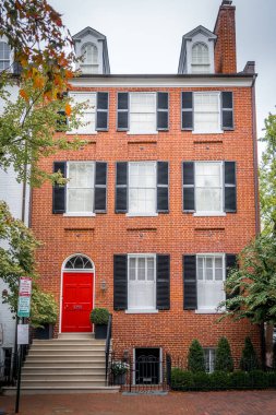 Gürcü sömürge tarzı çok katlı lüks bir ev. Yurt pencereleri ve Georgetown Washington DC 'de kırmızı tuğlalı cephe.