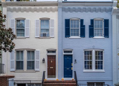 Gayrimenkul: lüks, tarihi konak cephesi koloni tarzı simetrik çift cam koyu kepenkler, sarı, gri, mavi, Georgetown, Washington DC 'de boyanmış tuğla.
