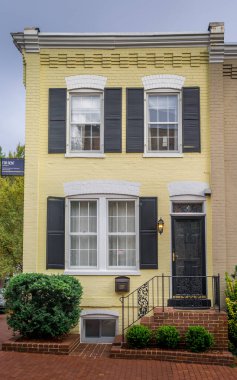 Georgetown Washington DC 'de beyaz pencereli ve sarı tuğlalı cepheli Gürcü tarzı lüks bir ev.