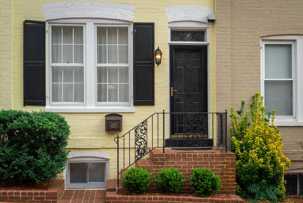 Georgetown Washington DC 'de beyaz pencereli ve sarı tuğlalı cepheli Gürcü tarzı lüks bir ev.