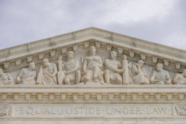 Washington 'daki Amerika Birleşik Devletleri Yargıtay Başkanlığı' nda mavi bulutlu gökyüzü altında adalet