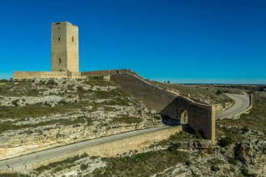 İspanya 'nın Cuenca bölgesindeki Jucar nehri boyunca Alarcon Kalesi' nin havadan görünüşü, geçit töreni ve tahkimatı
