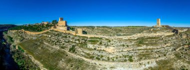 İspanya 'nın Cuenca bölgesindeki Jucar nehri boyunca Alarcon Kalesi' nin havadan görünüşü, geçit töreni ve tahkimatı