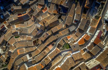 İspanya 'nın Alcala del Jucar Eyaleti' ndeki renkli dalgaların, kıvrımlı çatıların hava manzarası