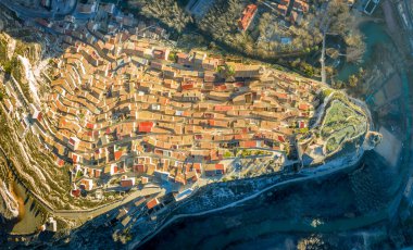 İspanya 'nın Alcala del Jucar Eyaleti' ndeki renkli dalgaların, kıvrımlı çatıların hava manzarası