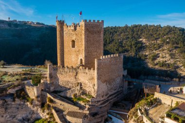 İspanya 'nın Alcala del Jucar Eyaleti' ndeki renkli dalgaların, kıvrımlı çatıların hava manzarası