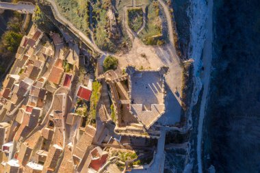 İspanya 'nın Alcala del Jucar Eyaleti' ndeki renkli dalgaların, kıvrımlı çatıların hava manzarası