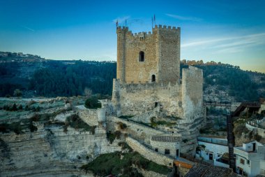 Alcala del Jucar Ortaçağ kalesinin Albacete bölgesindeki hava manzarası