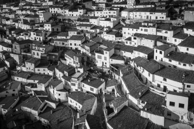 İspanya 'nın Alcala del Jucar Eyaleti' ndeki renkli dalgaların, kıvrımlı çatıların hava manzarası