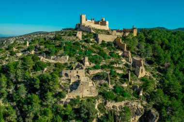 İspanya 'nın Valensiya eyaletindeki Alcala de Xivert (Alcal de Chivert) ortaçağ Tapınağı şövalye kalesinin hava manzarası
