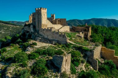 İspanya 'nın Valensiya eyaletindeki Alcala de Xivert (Alcal de Chivert) ortaçağ Tapınağı şövalye kalesinin hava manzarası