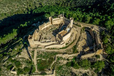 İspanya 'nın Valensiya eyaletindeki Alcala de Xivert (Alcal de Chivert) ortaçağ Tapınağı şövalye kalesinin hava manzarası