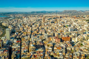 Alicante İspanya 'da panoramik manzaralı Santa Barbara kalesinin havadan görünüşü