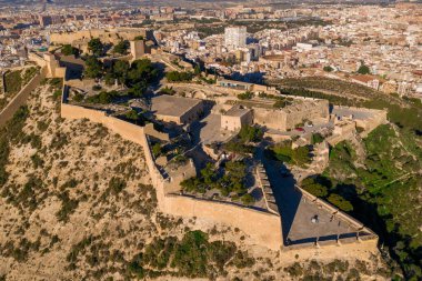 Alicante İspanya 'da panoramik manzaralı Santa Barbara kalesinin havadan görünüşü