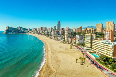 Popüler İspanyol Akdeniz sahil beldesi Benidorm 'un gökyüzü manzarası  