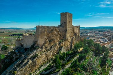 Kısmen restore edilmiş ortaçağ Almansa kalesinin, İspanya 'nın kaderini belirleyen savaş alanına tepeden bakan yarılmış siperleri olan hava manzarası.