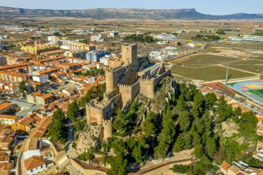 Kısmen restore edilmiş ortaçağ Almansa kalesinin, İspanya 'nın kaderini belirleyen savaş alanına tepeden bakan yarılmış siperleri olan hava manzarası.