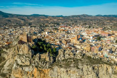 Arap kökenli ortaçağ Ayora kalesinin havadan panoramik görüntüsü şu anda İspanya 'nın üzerinde restore ediliyor.
