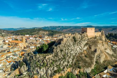Arap kökenli ortaçağ Ayora kalesinin havadan panoramik görüntüsü şu anda İspanya 'nın üzerinde restore ediliyor.