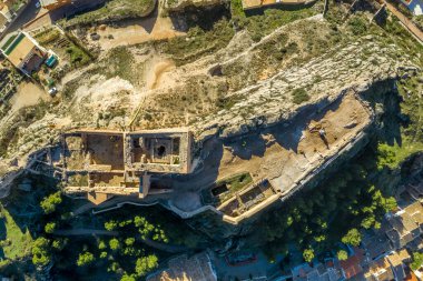 Arap kökenli ortaçağ Ayora kalesinin havadan panoramik görüntüsü şu anda İspanya 'nın üzerinde restore ediliyor.