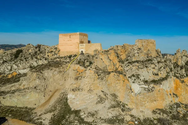 中世アラブ起源のアヨラ城の空中パノラマビュー現在 スペインの町の上に復元中 — ストック写真