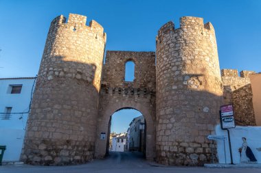 İspanya 'nın Cuenca bölgesindeki Belmonte şatosunun hava manzarası siperlerle kaplı uzun şehir surlarıyla kaplı.
