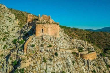 Gökyüzü mavi olan Castellon İspanya yakınlarındaki Ortaçağ Borriol Tepesi Şatosu 'nun havadan görünüşü