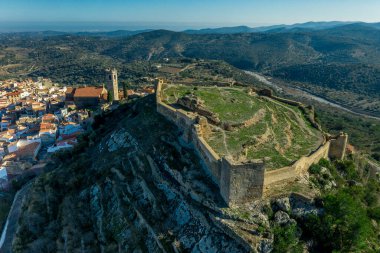 Cervera del Maestre şatosunun yıkılmış iç binasının havadan görünüşü Arap kökenli kısmen restore edilmiş dış duvarlarla çevrelenmiş durumda.